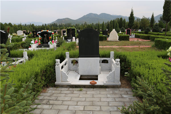 传统墓地墓碑