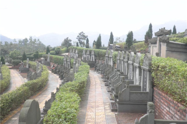 龙凤山陵园墓区
