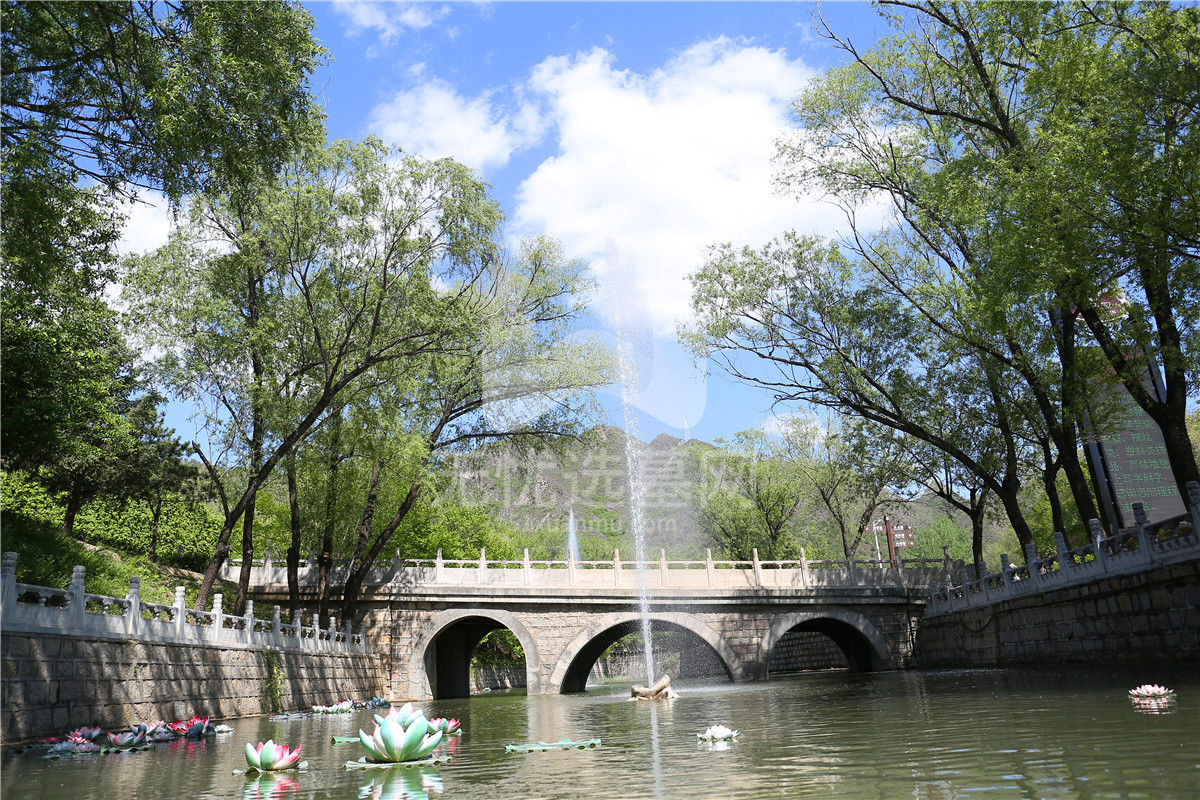 景仰园陵园小桥喷泉