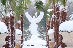 中原文化艺术陵园自由女神像雪景